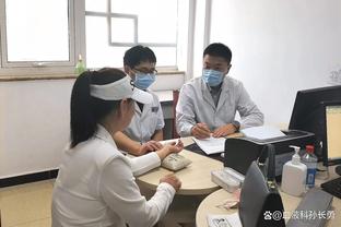 近距离接触！球迷实拍C罗在行李区等行李